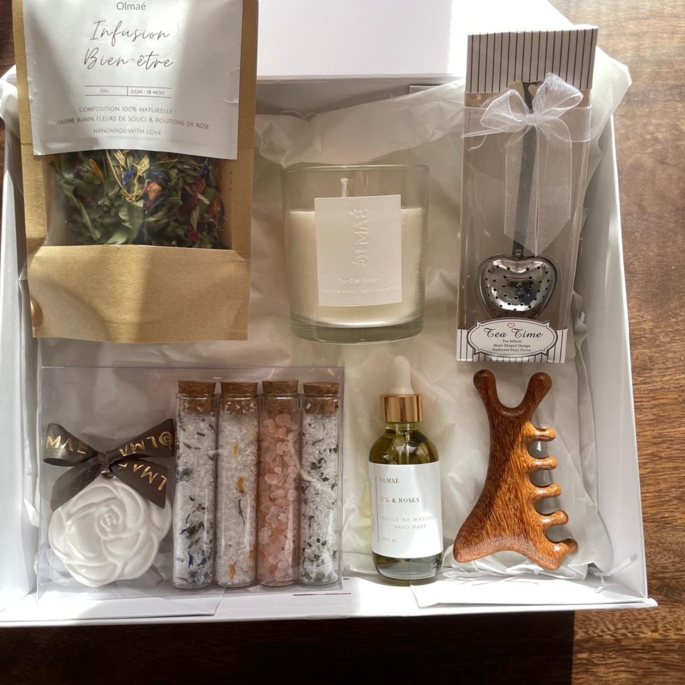 Mise en scène sensorielle Olmaé : bougie artisanale, infusion, Kit aroma avec sel de bain, et huile de massage. Coffret Zen Box.