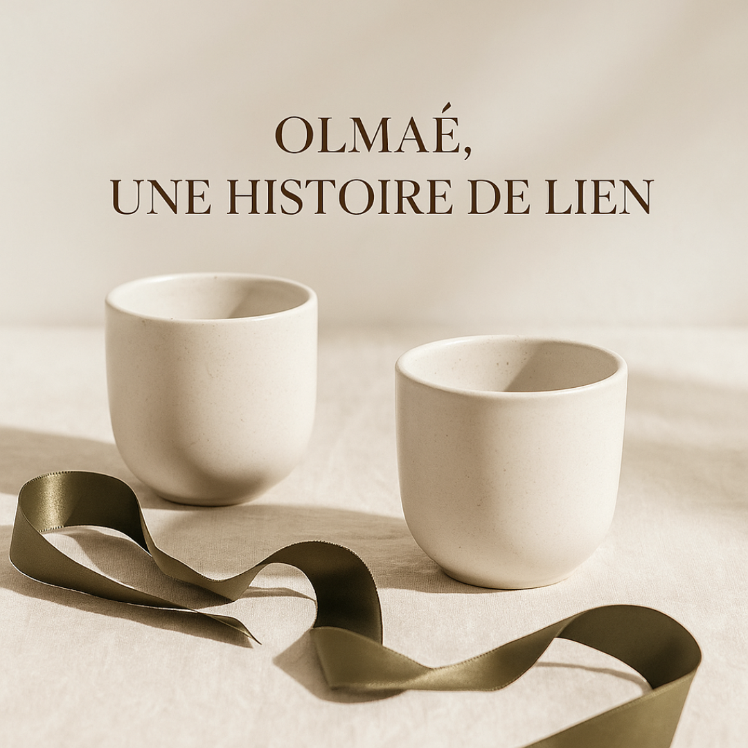 Ruban vert Olmaé autour de deux tasses. Représente l’art d’offrir et de partager des émotions sincères.