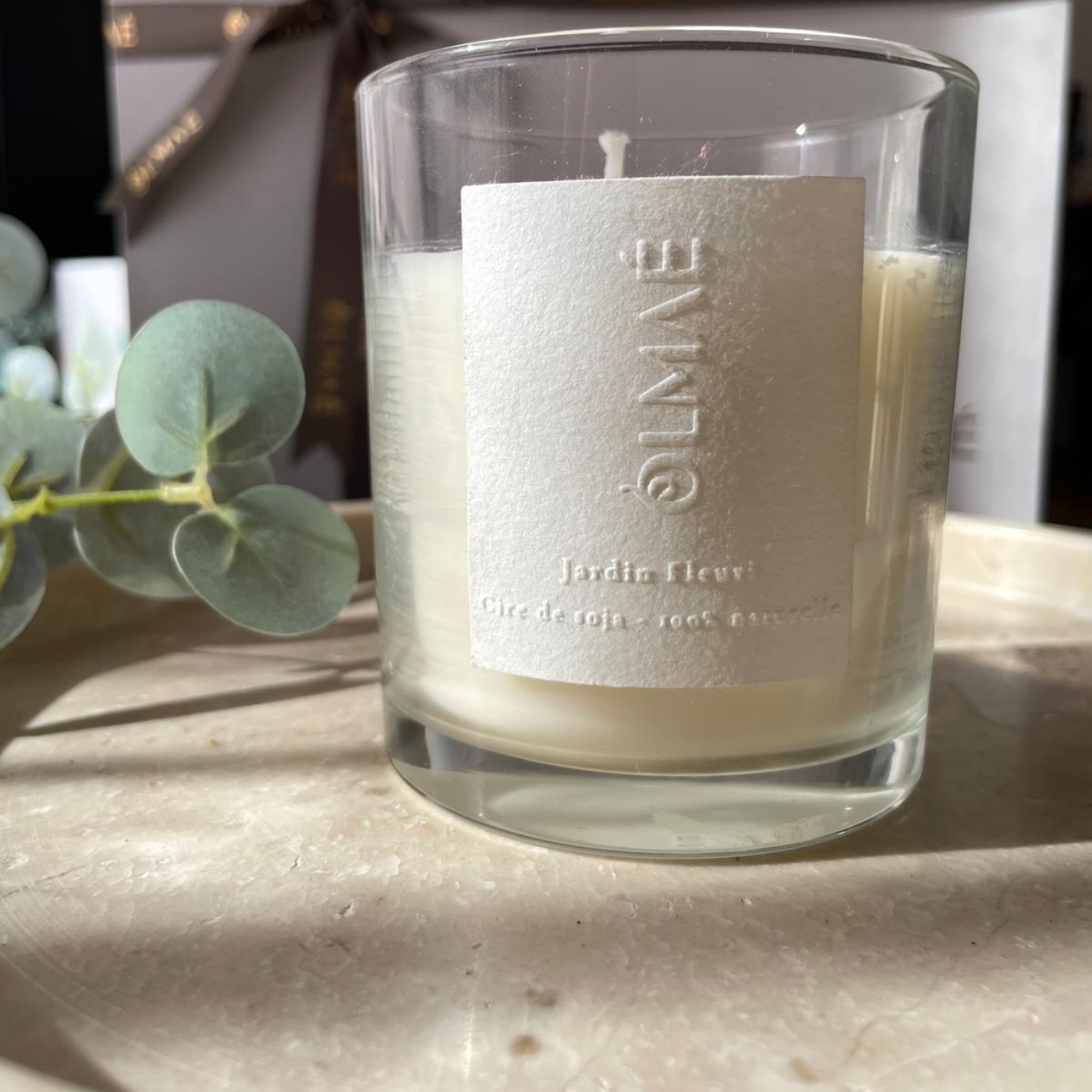 Mise en scène sensorielle Olmaé : bougie artisanale, et textures naturelles