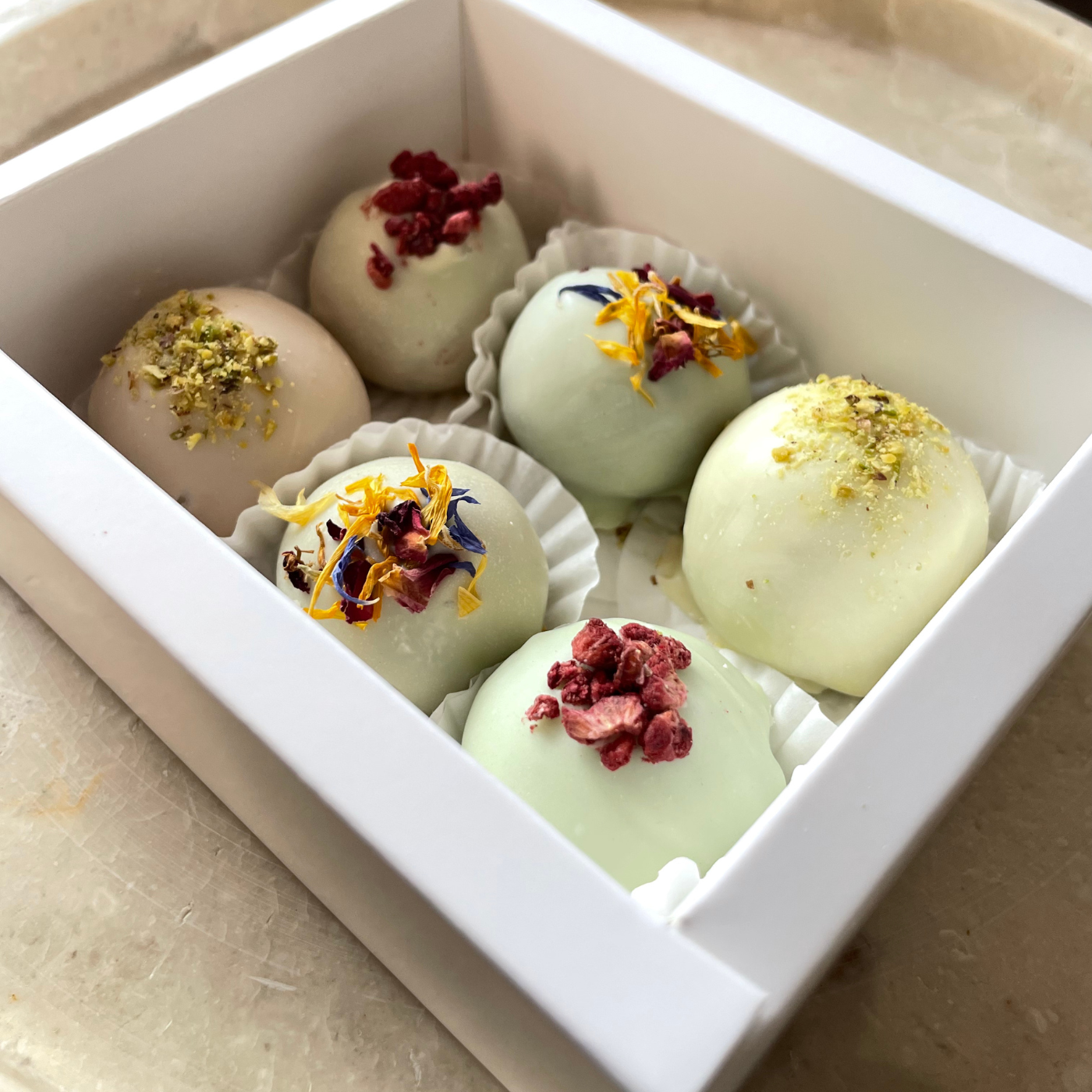 Mise en scène sensorielle Olmaé : savoir faire artisanal, boules de dattes. Gourmet Box