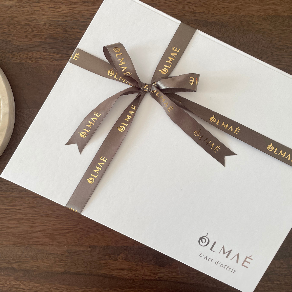 Coffret cadeau Olmaé avec ruban vert olive, symbole d’élégance et d’artisanat français.