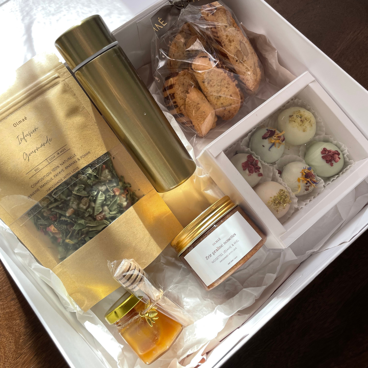 Coffret cadeau gourmet Olmaé, douceurs artisanales et saveurs inspirées d’ici et d’ailleurs, pour un voyage des sens unique et raffiné.